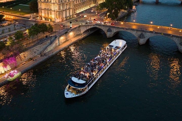 Seine Gourmet Dinner Cruise: Parisian Views, Singer & DJ on the Diamant Bleu