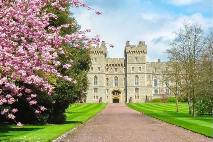 Buckingham Palace and Windsor Castle Day Trip from London — Summer State Rooms & Early Windsor Entry photo 4
