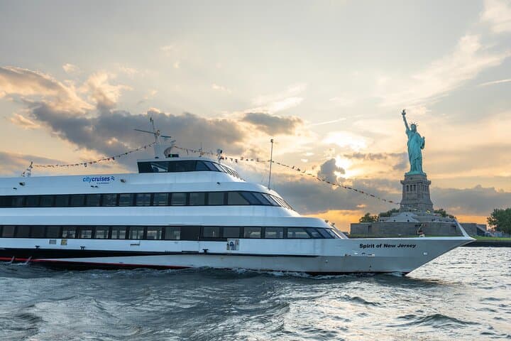 Skyline Dinner Cruise from Lincoln Harbor: Evening Views & Buffet on the Hudson