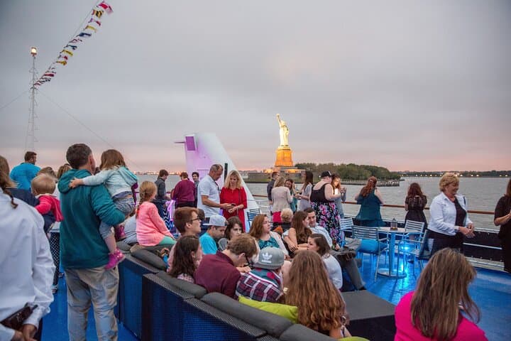 New York Signature Dinner Cruise: Skyline Buffet, DJ & Sunset Views photo 4