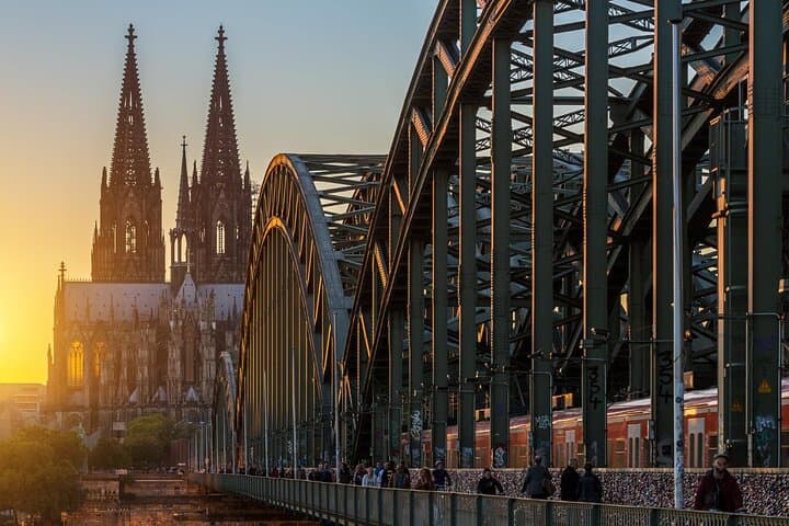 Cologne Instagram Tour: Capture the Cathedral, Hohenzollern Bridge & Rheinauhafen in 90 Minutes
