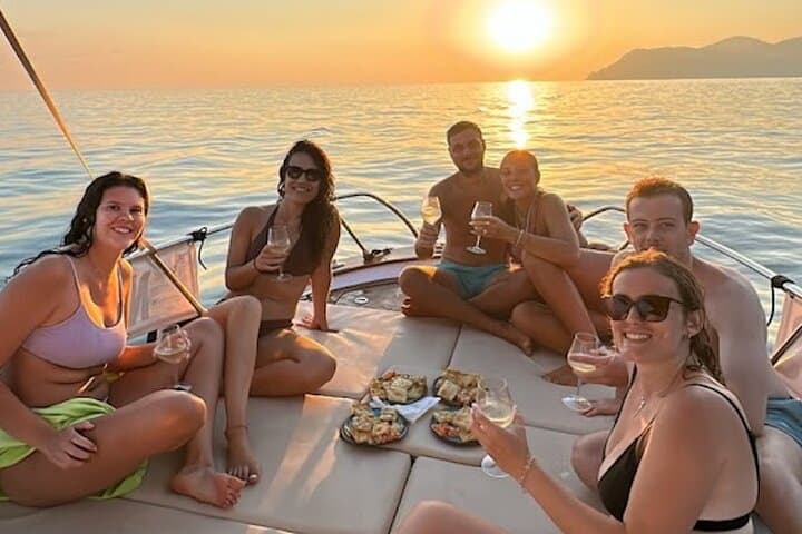 Cinque Terre Boat Cruise and Manarola Vineyard Wine Tasting