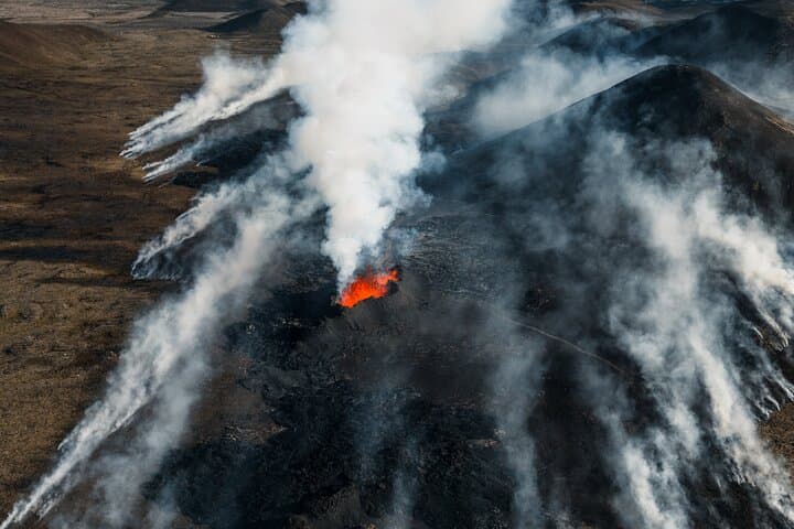 Helicopter Tour Over Reykjanes Volcano Eruption Sites photo 5