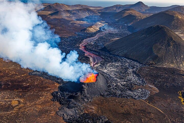 Helicopter Tour Over Reykjanes Volcano Eruption Sites photo 6