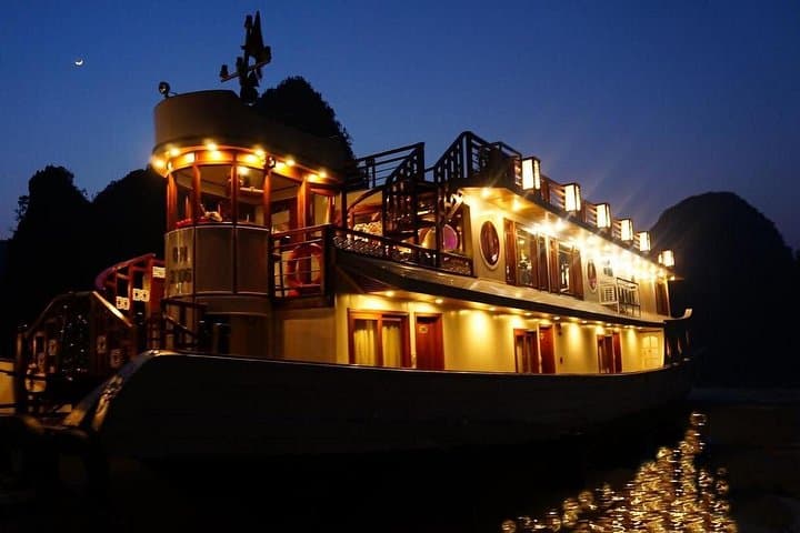 Overnight Cruise in Ha Long Bay: 2-Day, 1-Night Lan Ha & Surprising Cave Escape