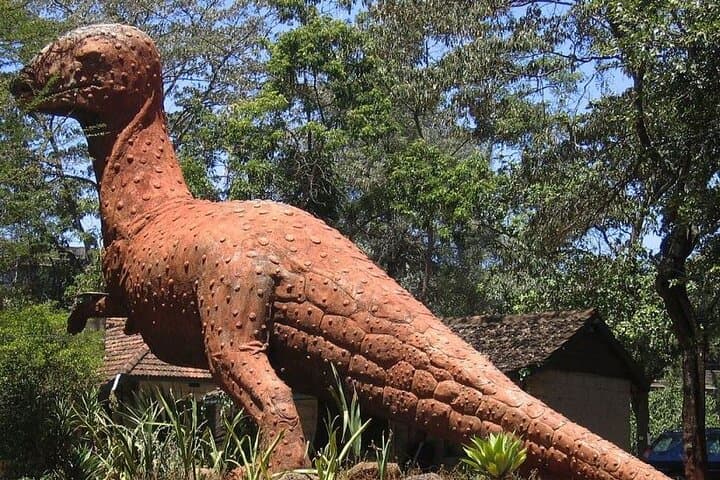Close Encounters: Giraffe Centre, Nairobi National Museum & Kobe Beads Day Tour photo 5