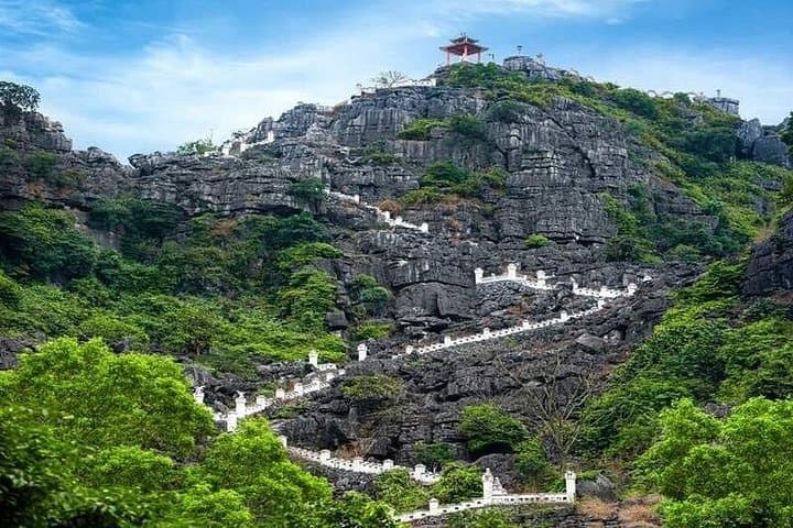 2-Day Ninh Binh & Ha Long Bay: Tam Coc Boats, Mua Cave Steps & Overnight Cruise photo 3