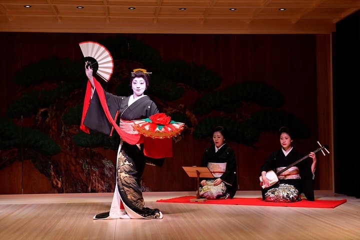 Tokyo Evening Walk and Kaiseki Dinner with Live Noh at Suigian