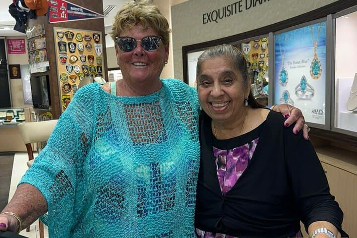 Champagne & Diamonds: Kay's Fine Jewelry Luxury Shopping Experience in St Maarten photo 6