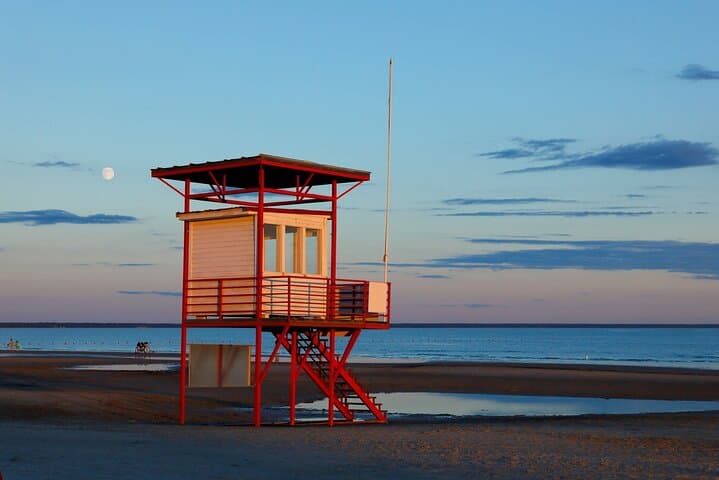 Parnu Walking Tour: Beach, Architecture & Museum in 2 Hours