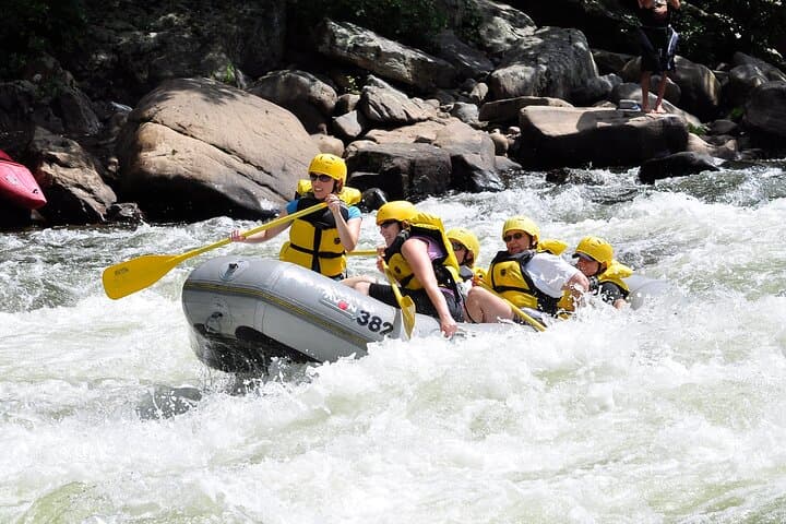 Lingsar River Rafting & Pura Mayura: Full-Day Lombok Adventure