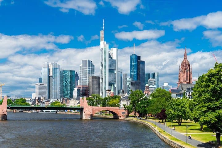 Half-Day Private Tour of Frankfurt: Mainhattan to Romerberg