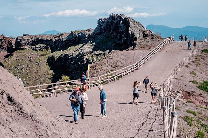 Pompeii and Vesuvius Day Trip: Explore the Ruins and Hike the Volcano photo 4