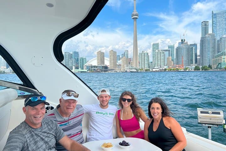 Toronto Luxury Yacht Sightseeing Prosecco Cruise — 1-Hour Harbour Tour