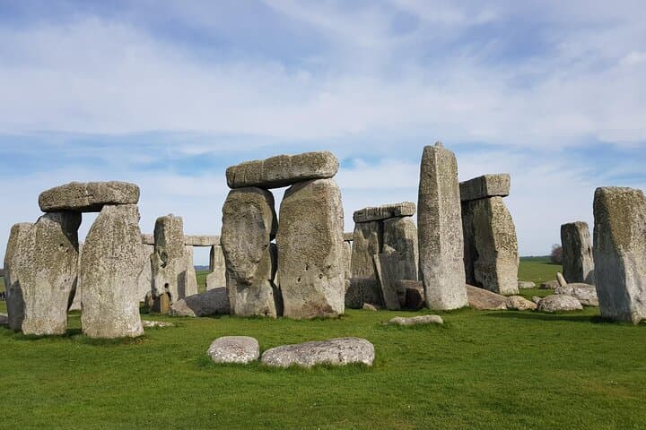 Stonehenge and Salisbury Day Trip from Southampton: Ancient Stones & Cathedral Guide