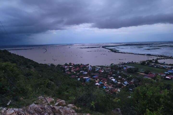 Private Hiking Tour to Phnom Krom Temple and Tonle Sap Views photo 3