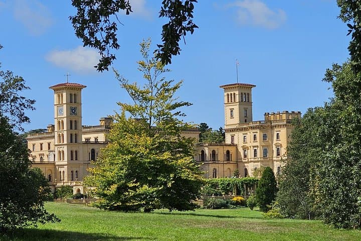 Southampton to London Transfers via Famous Attractions — Private Car with Sightseeing Stops photo 2