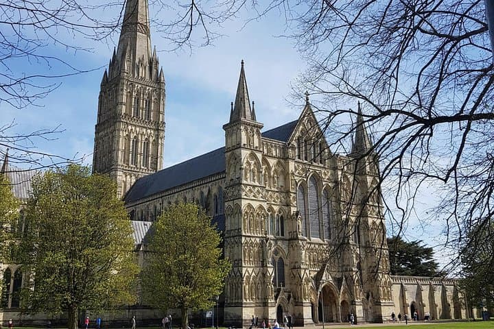 Southampton to London Transfers via Famous Attractions — Private Car with Sightseeing Stops photo 4