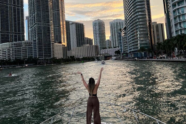 Miami Beach Private Yacht Cruise: Biscayne Bay Charters & Sandbar Trips