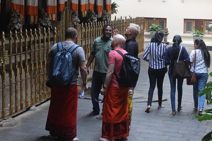 Culture and More Tour in Kandy: Temple, Gardens, Market & Viewpoint photo 1