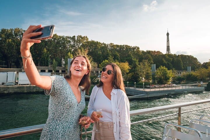 Evening Seine River Cruise with Music and Drinks in Paris photo 5