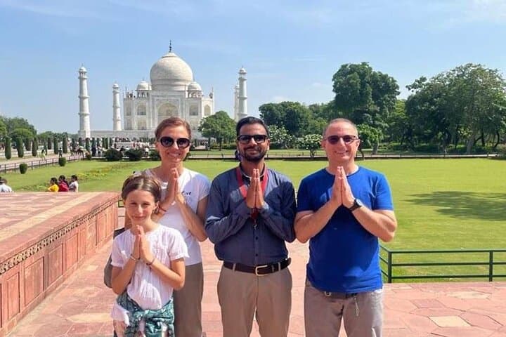 Taj Mahal by Gatimaan Express: Day Tour from Delhi with 5-Star Lunch