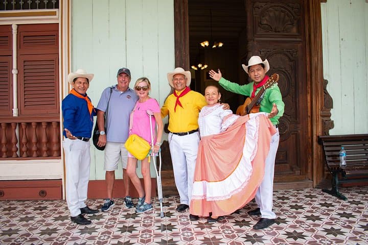 Guayaquil Half-Day: Historic Park, Las Peñas and Cacao Cooking Experience photo 1