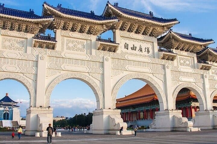 Taipei Street Food Tour with a Local Guide: Dongmen Market, Mazu Temple & Chiang Kai-shek Walk photo 4