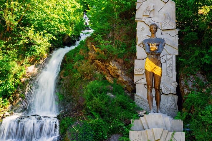 Discover Borjomi: Healing Springs and Historic Streets Walking Tour photo 3