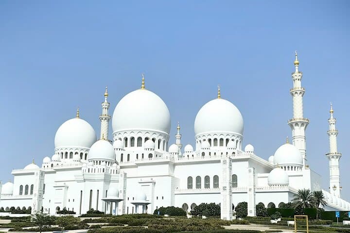 Abu Dhabi Full-Day Bus Tour: Sheikh Zayed Mosque, Heritage Village & Corniche