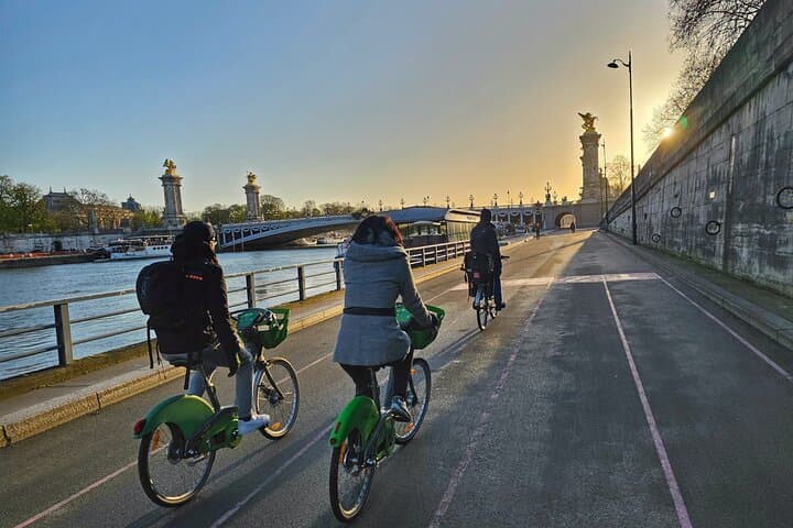 Sunrise Bike Tour in Paris: Beat the Crowds to Eiffel, Louvre & Marais photo 4
