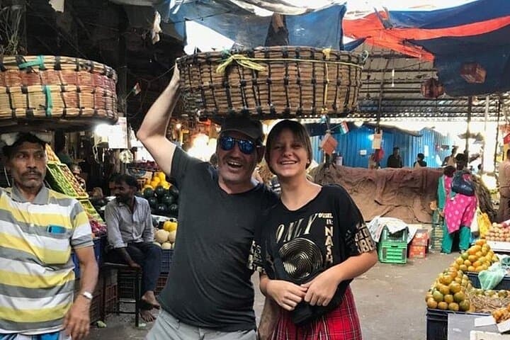 Mumbai Street Food Tour in Dadar: Local Guide to Bites & Markets