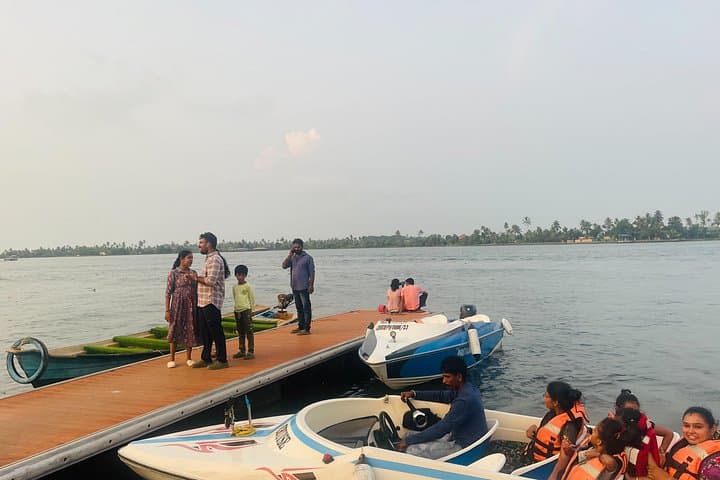 Glide the Alleppey Backwaters: Shikara Boat Cruise on Vembanad Lake photo 4