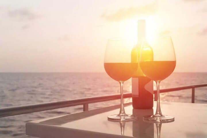 Cape Town Sunset Champagne Cruise: Table Bay Yacht Experience with Table Mountain Views