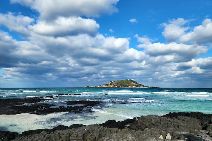 Jeju West UNESCO Day Tour — Hyeopjae Beach, Hallim Park & Geopark Highlights photo 1