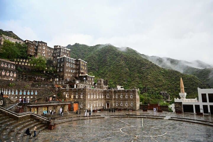 Explore Abha: A Private Day Tour of Asir Peaks, Shada Palace & Cloud Parks
