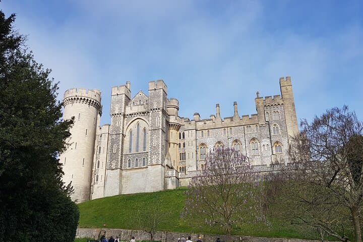 Southampton to Gatwick Transfer with Arundel Castle Stop photo 3