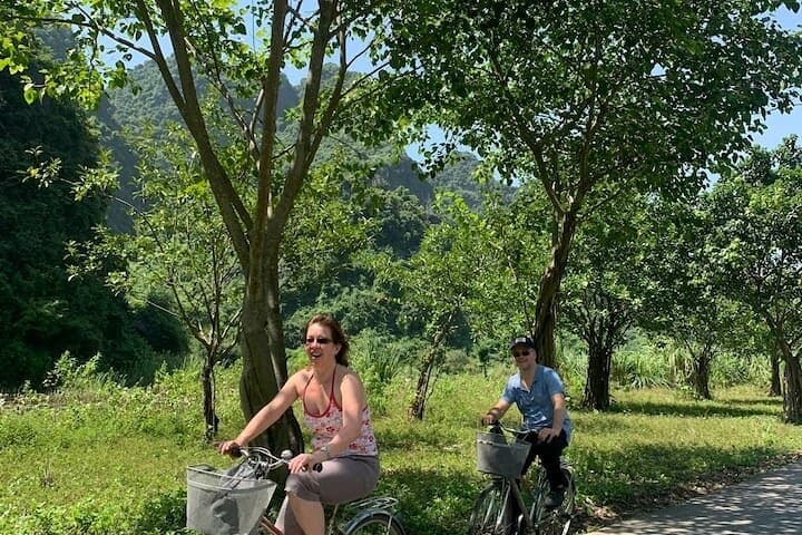 Ninh Binh Full-Day Trang An Boat Trip & Dragon Mountain (Mua Cave)