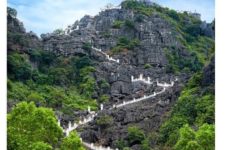 Ninh Binh Full-Day Trang An Boat Trip & Dragon Mountain (Mua Cave) photo 4