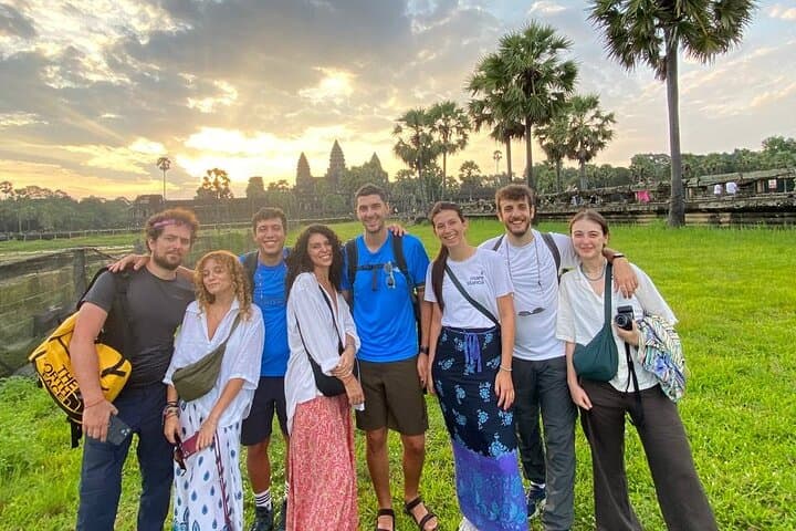 Sunrise at Angkor Wat: Shared Tour to Bayon, Ta Prohm & Kravan Temple