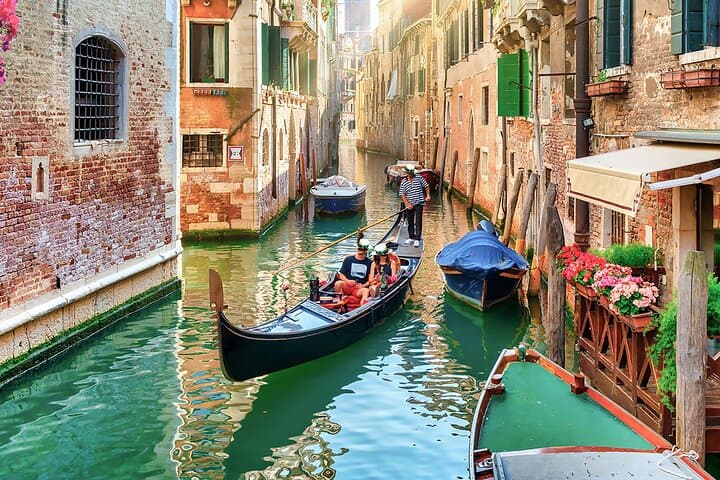 Private 30-Minute Gondola on Venice Grand Canal photo 3