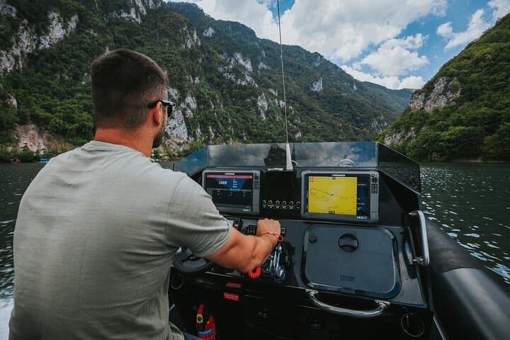 Belgrade Speedboat Tour — 30-Minute Private Ride on the Sava & Danube photo 5