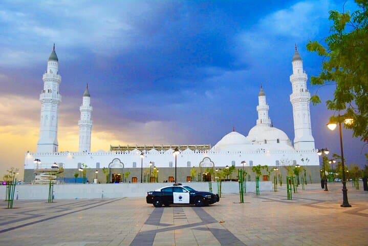 Medina Unveiled: Private Guided Tour of Holy Sites and Historic Streets photo 5