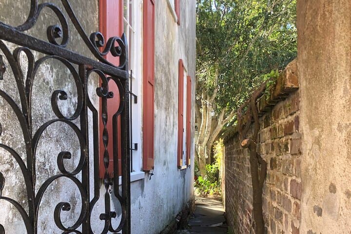 Walled City Spirits: Charleston Ghost Tour with a Local Guide photo 6