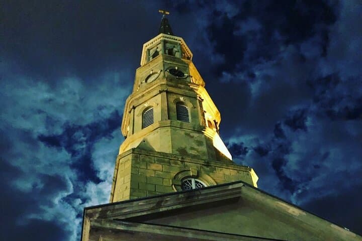 Walled City Spirits: Charleston Ghost Tour with a Local Guide
