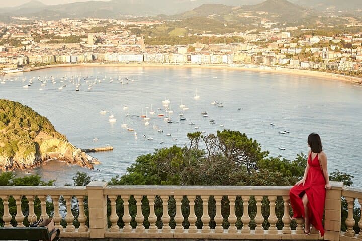 Private Photo Session in San Sebastián: Professional City Portraits on La Concha and Paseo Nuevo photo 3