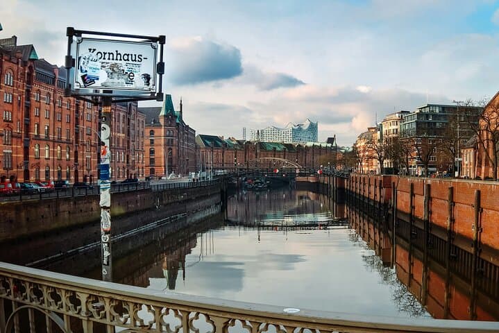 Hamburg E-bike Tour: Harbor Sights, Parks & Live Cultural Performance photo 3