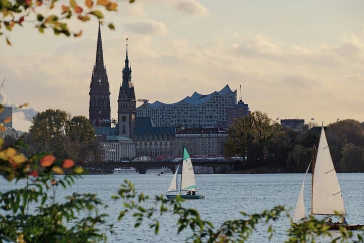 Hamburg E-bike Tour: Harbor Sights, Parks & Live Cultural Performance
