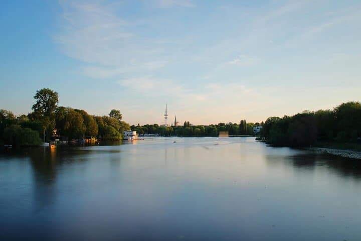 Hamburg E-bike Tour: Harbor Sights, Parks & Live Cultural Performance photo 4