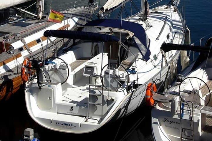 Barcelona Luxury Sailboat Cruise with Drinks and Aperitif photo 3
